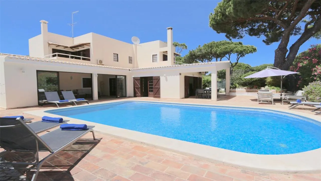 Villa Lynx: Marina-Side Retreat for 8 Vilamoura