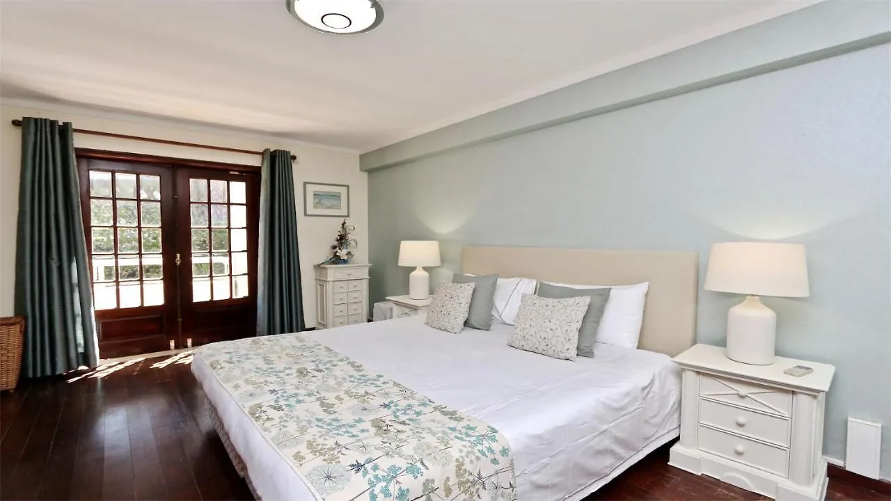 Villa Lynx: Marina-Side Retreat for 8 Vilamoura